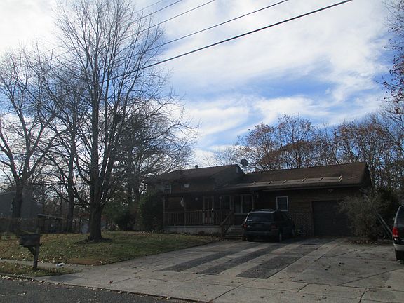 3rd image of 215 Elaine Dr