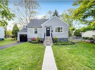 14 Van Ct, Waldwick, NJ 07463