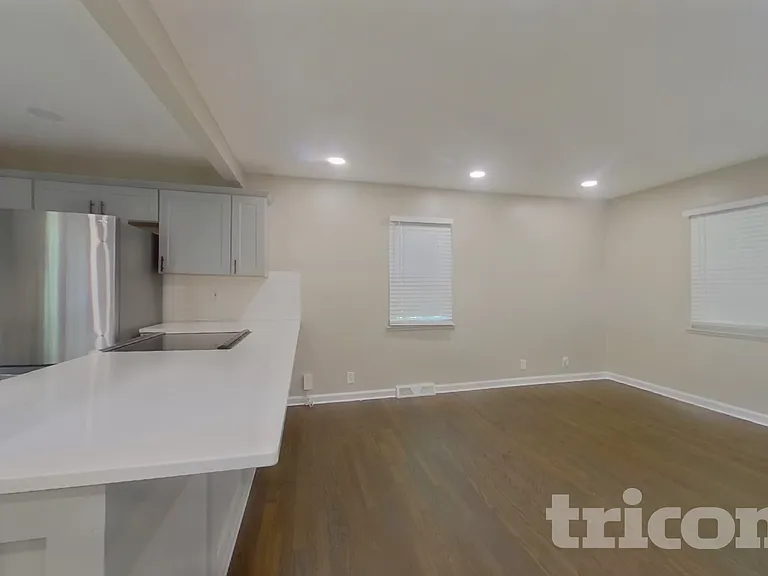 607 NE Darwin St — Photo 2
