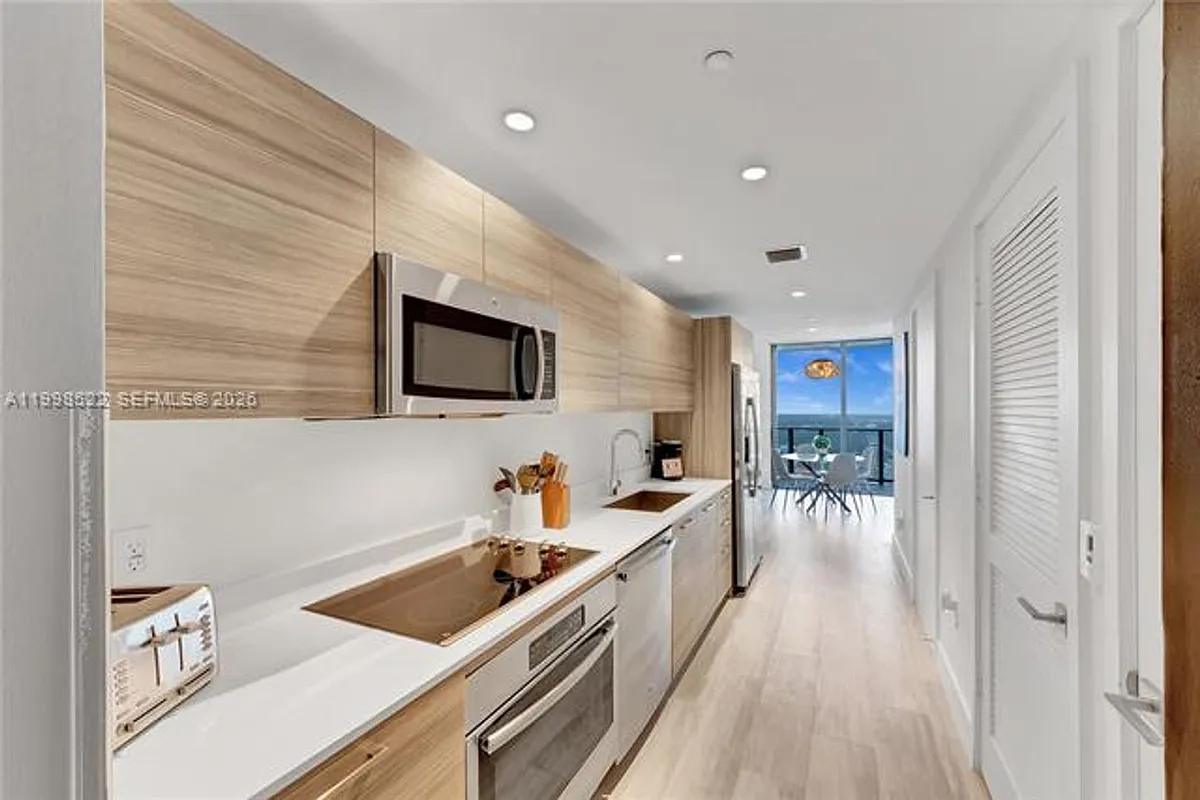 Building Photo - 121 NE 34th St #2815