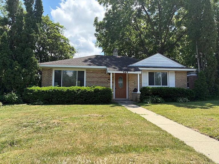 649 E Rockland Rd — Photo 1
