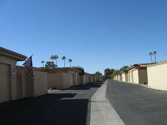 Exterior Neighborhood (street photo)