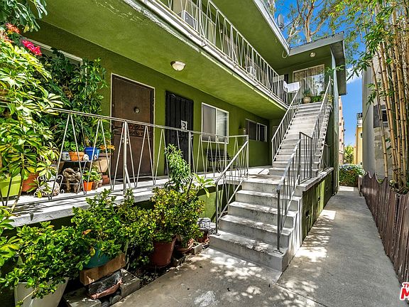 4th image of 944 N San Vicente Blvd