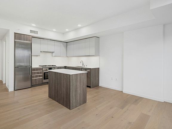 5th image of 800 Columbia St #612