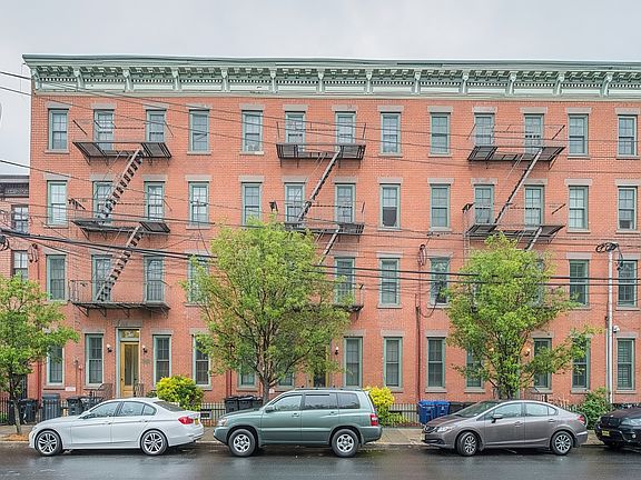 5th image of 206 6th St APT 3L