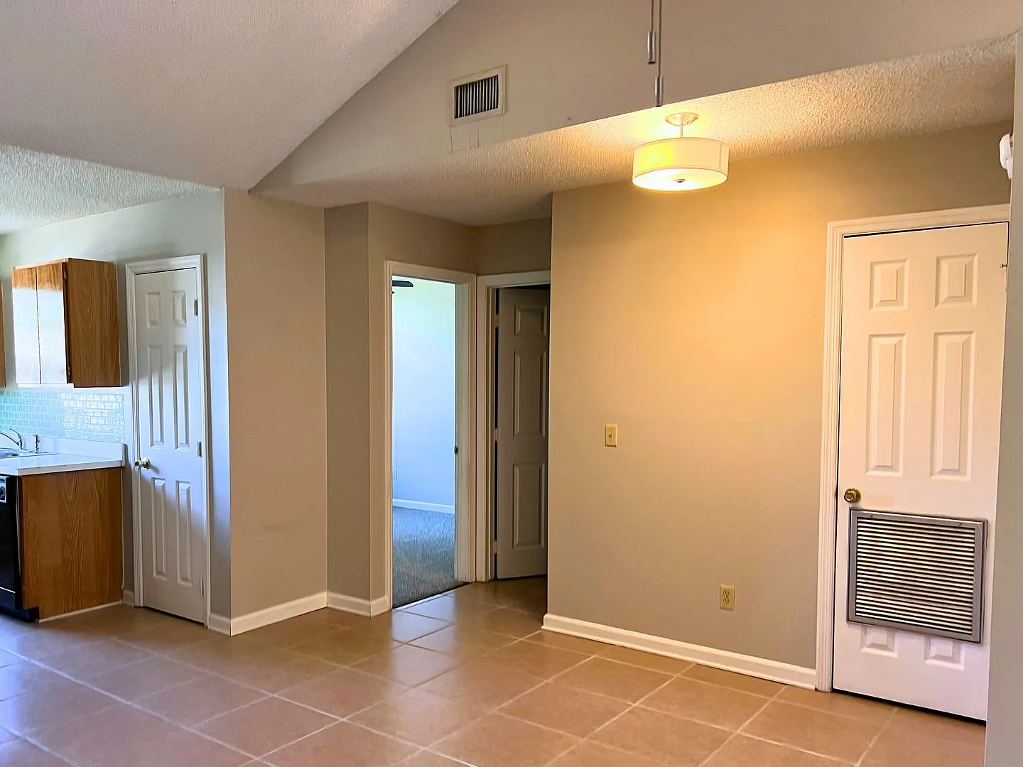 2/2 with small yard! — Photo 3