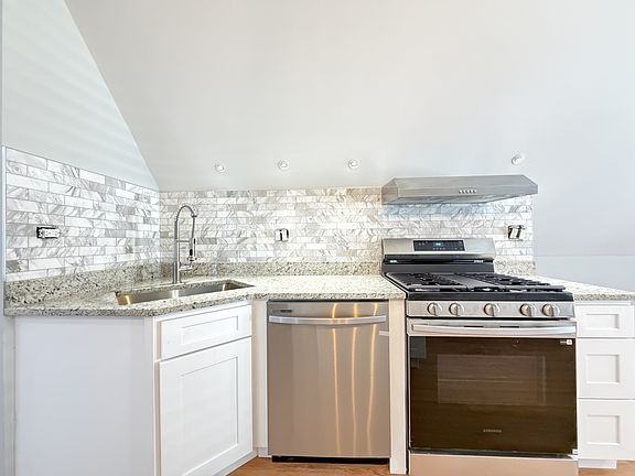 4th image of 1721 W Nelson St #3