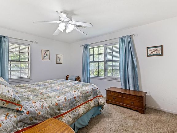 5th image of 300 W Ross Ave