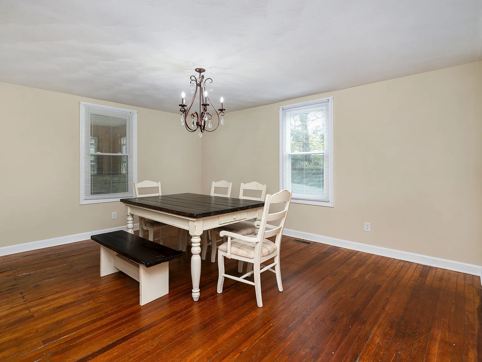 4 bed, 2255 sqft, $1,745 — Photo 4