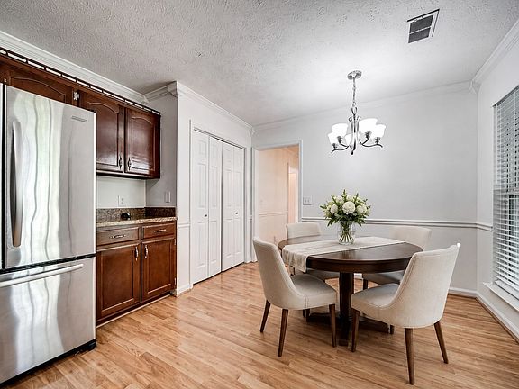 5th image of 1006 Victoria Ln W