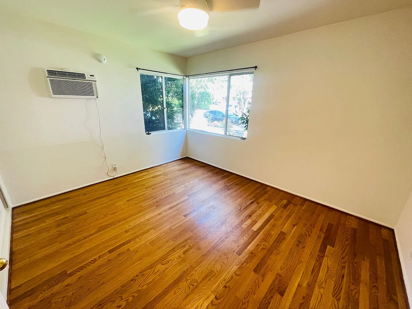 601-821 N Las Palmas Ave — Photo 3