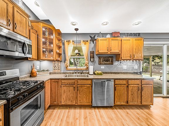 2nd image of 3 Hillcrest Ct