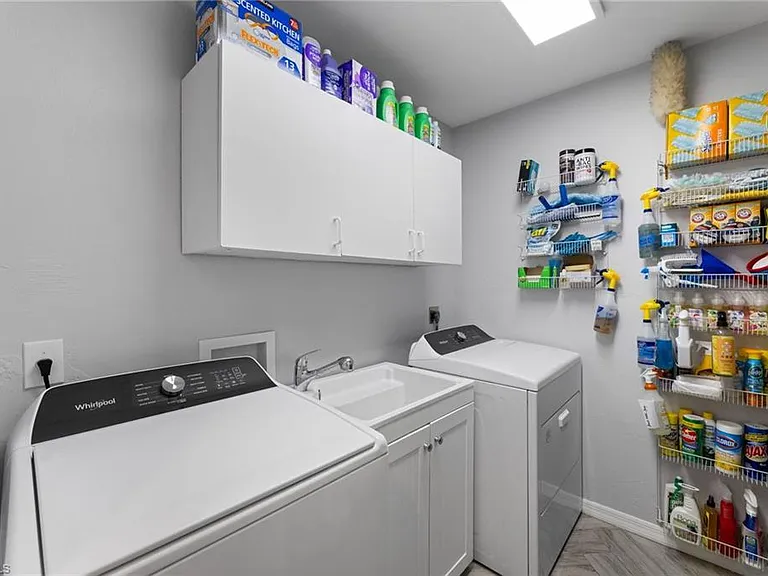 2467 Pine Woods Cir #3 — Photo 33