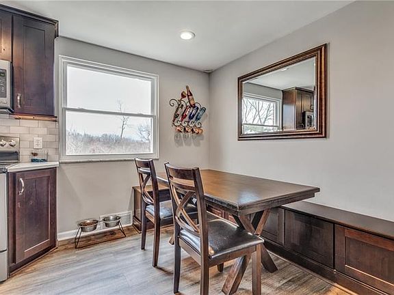 5th image of 572 Meadowvale Dr