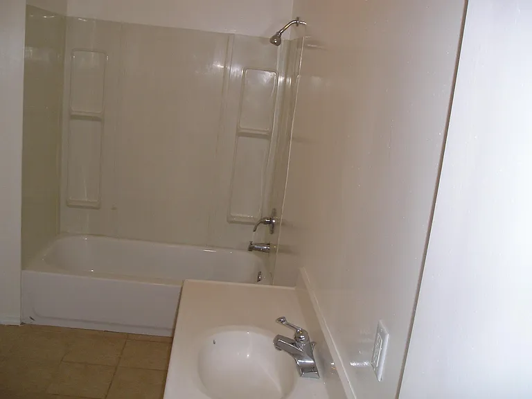 2210 W Jefferson Blvd — Photo 6