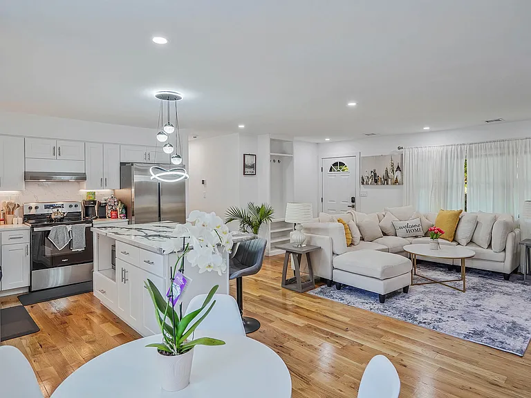 35 Moriches Ave — Photo 9