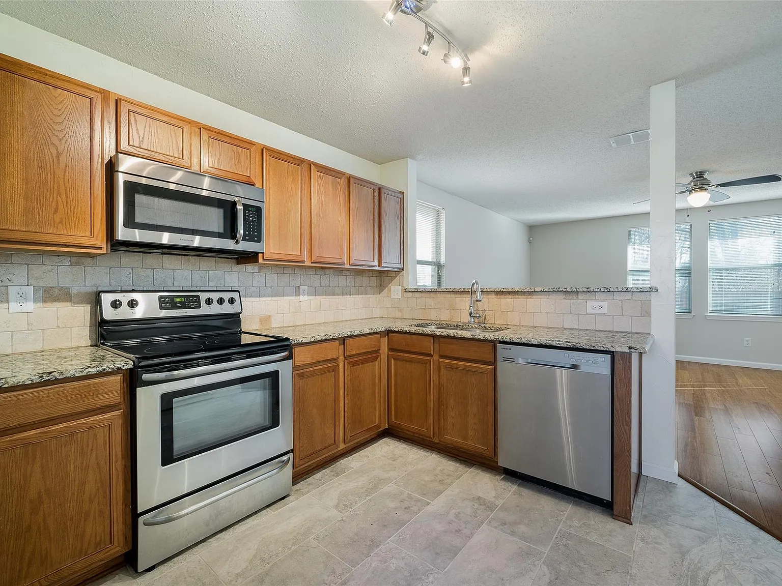 3 bed, 1420 sqft, $1,995 — Photo 2