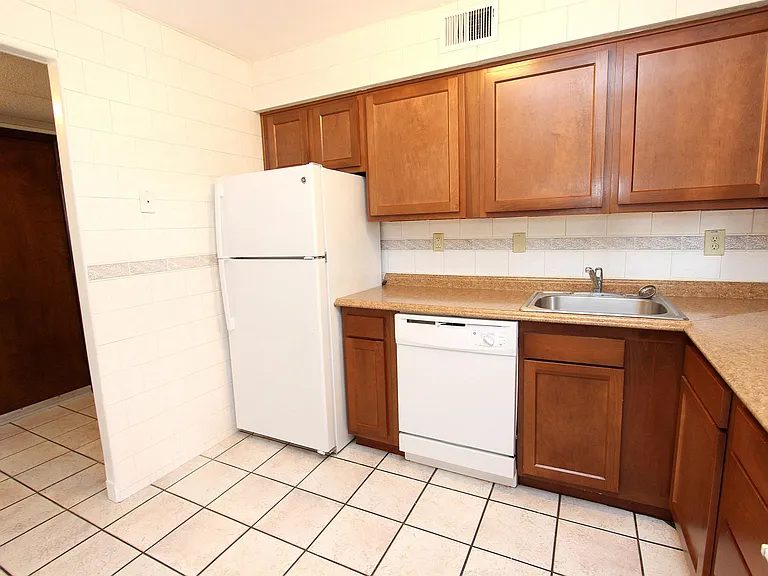 3260 Waverly St — Photo 4