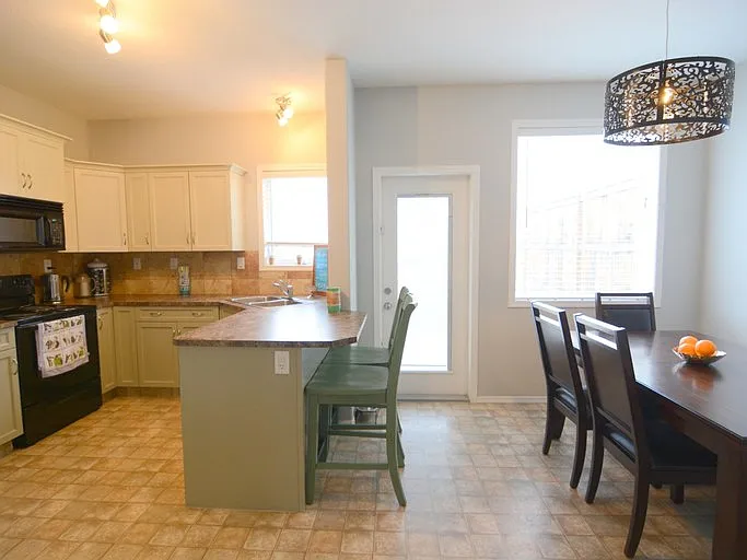 3 bed, 3.0 bath, 1220 sqft, $1,800 — Photo 3