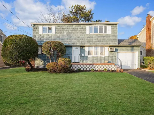 225 N Kings Avenue, Massapequa, NY 11758