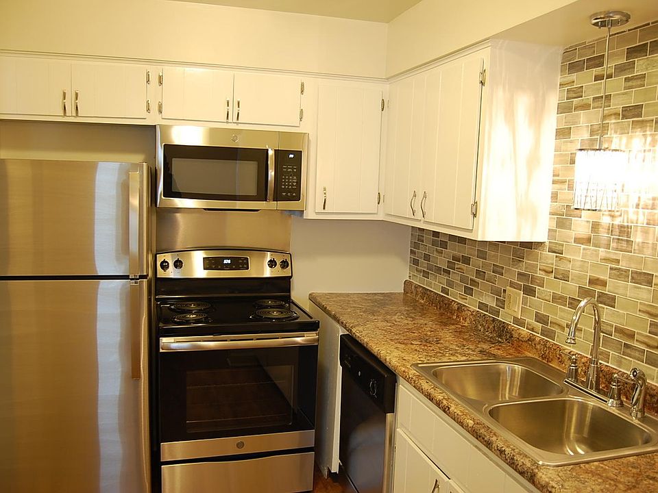 1st image of 228 Des Plaines Ave #406