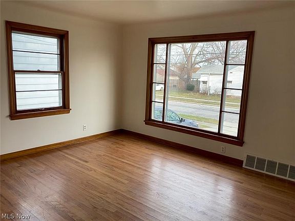 4th image of 29338 Park St