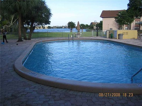 5th image of 445 NE 195th St APT 123