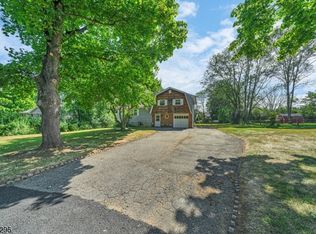 11 Arrowhead Dr, Long Valley, NJ 07853