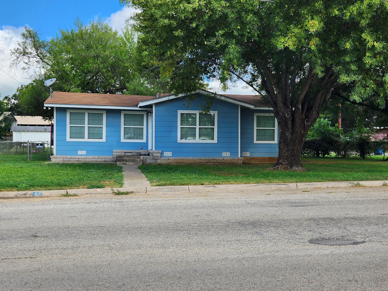 1215 C St, Floresville, TX 78114 Zillow