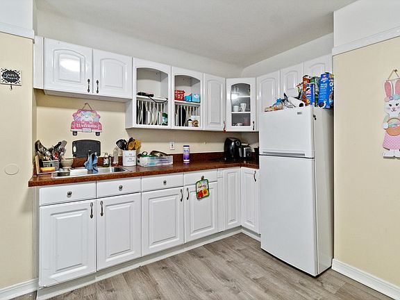 3rd image of 42 James St Floor 3