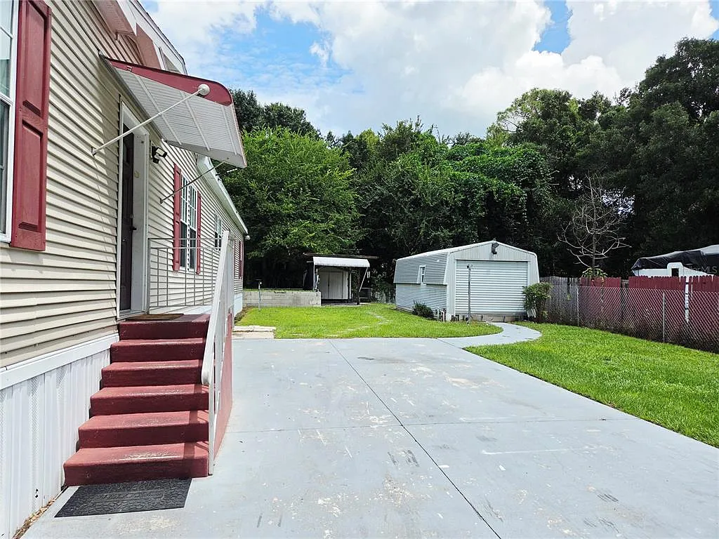 4 bed, 2.0 bath, 2432 sqft, $2,600 — Photo 2