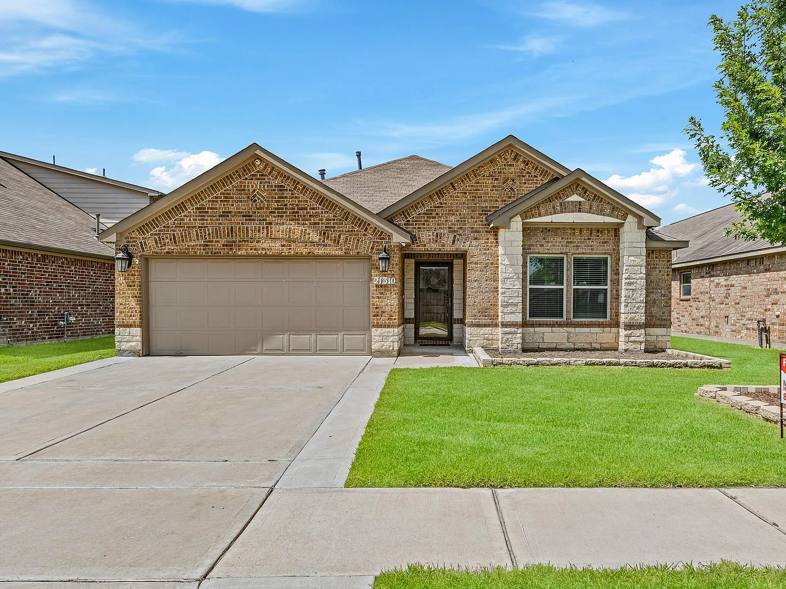 3 bed, 2.0 bath, 2188 sqft, $2,300 — Photo 2