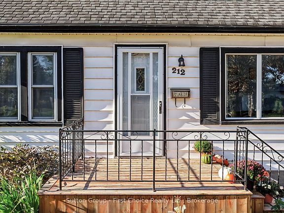 3rd image of 212 Mary St