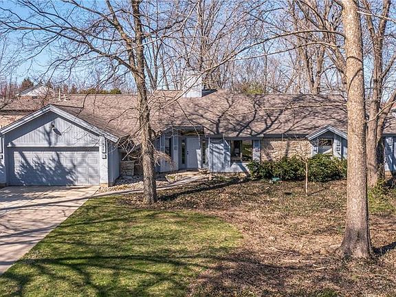 2nd image of 780 Oaknoll Dr
