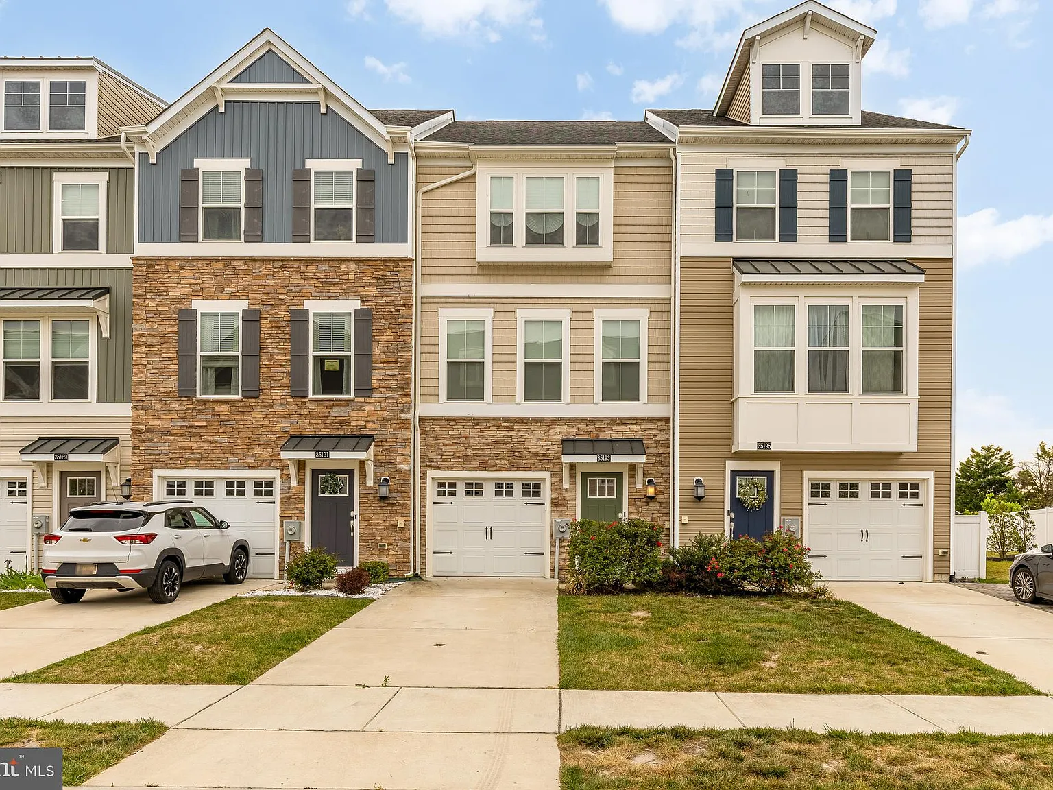 2 bed, 2.5 bath, 1837 sqft, $2,000 — Photo 2