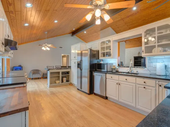 202 Fincastle Dr, Blacksburg, VA 24060