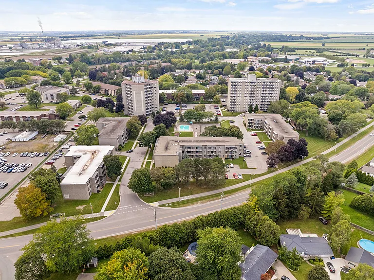 810 Trillium Park — Photo 16