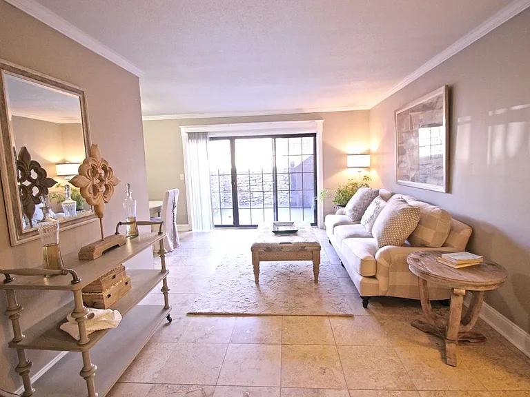 Plaza 44 Apartments — Photo 20