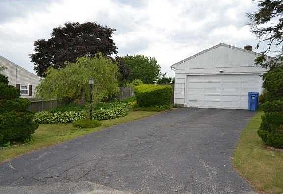 4th image of 2 Beachwood Dr