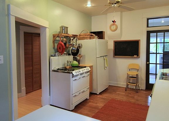 5th image of 1042 E Blaine Ave