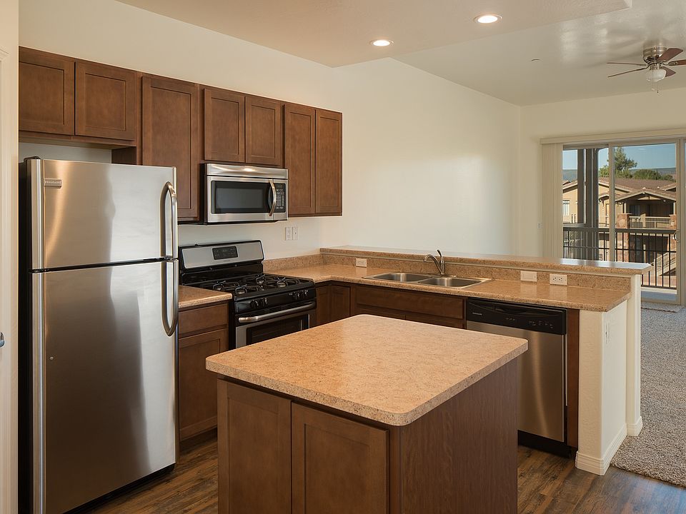 Kitchen with island & stainless appliances