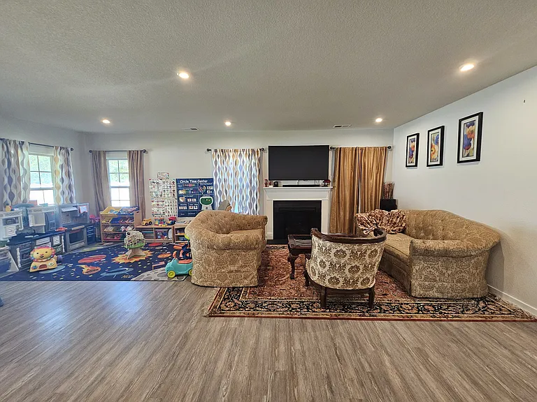 229 Republic Ln — Photo 4