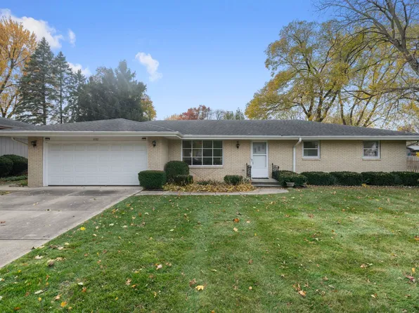 1032 Pine Valley Dr, Rockford, IL 61107