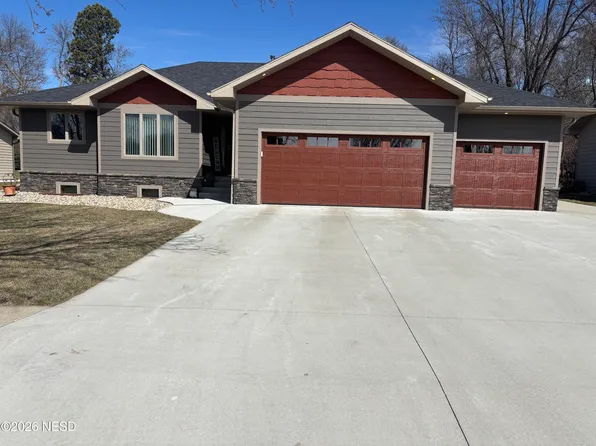 1705 8th Ave NE, Watertown, SD 57201