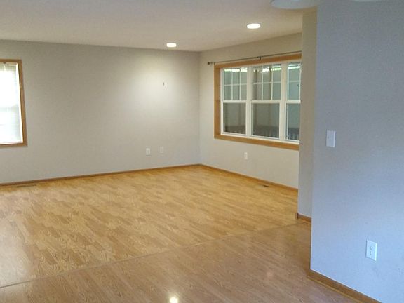 3rd image of 1918 Hyacinth Ave E