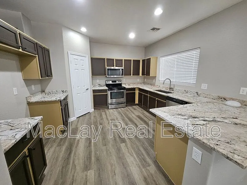 4 bed, 2.5 bath, 2483 sqft, $1,995 — Photo 3