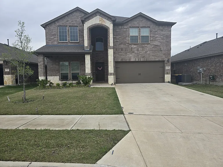 Front & garage. 
Front yard.