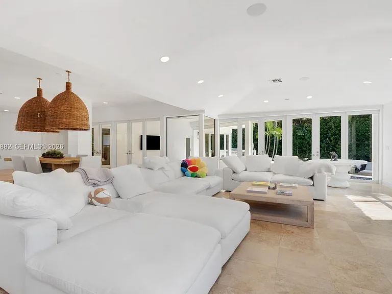 7155 E Lago Dr — Photo 2