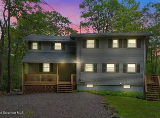 61 S Lehigh River Dr, Gouldsboro, PA 18424