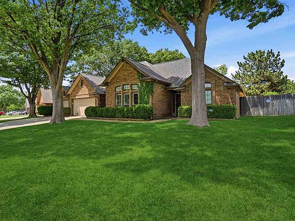 4th image of 3006 NE Heritage Dr
